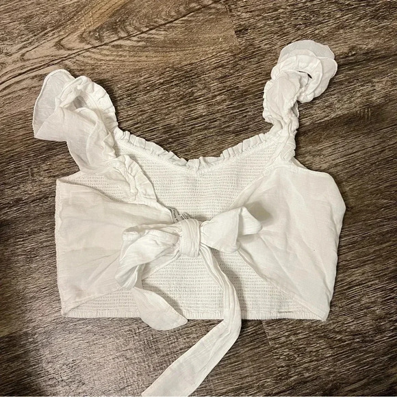 {American eagle} white cropped tank with bow in the back - Picture 2 of 4